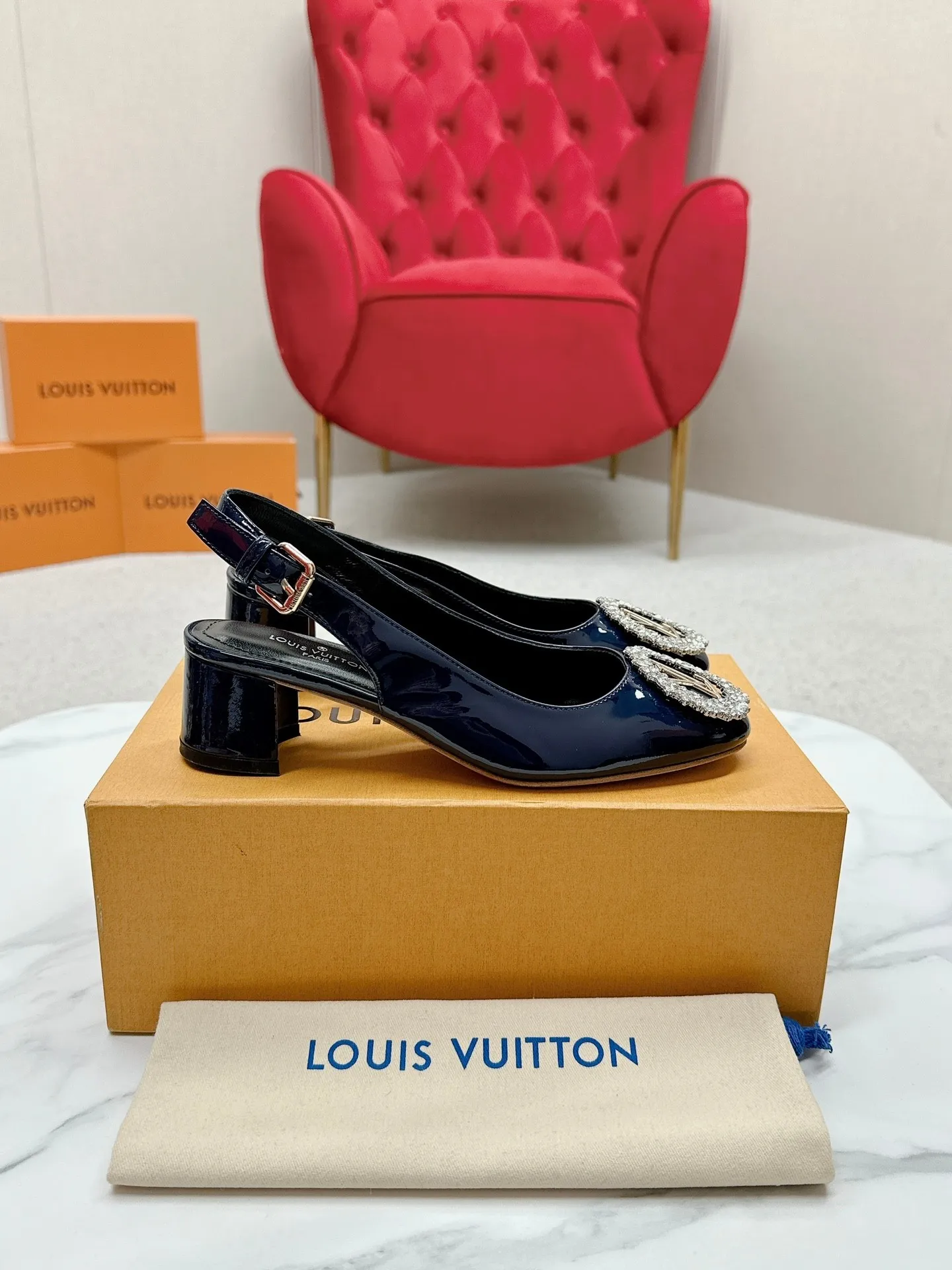 👟👟Ex-factory price 580👟👟 👑 Lv shoes This Urban Twist women's shoe is a stylish upgrade to the classic stiletto style. It is made of smooth calfskin upper with a bright silver metal toe and is engraved with the LV Circle logo, highlighting the Louis Vuitton brand characteristics. Detailed features: Calfskin material Lining: Imported full-grain sheepskin Foot pads: Imported full-grain sheepskin sole Italian genuine leather sole Heel height Two height sizes: 34-40 (34.40.41 customization is not returnable)